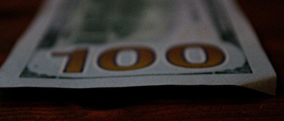 How to earn 100 pounds a day in the UK