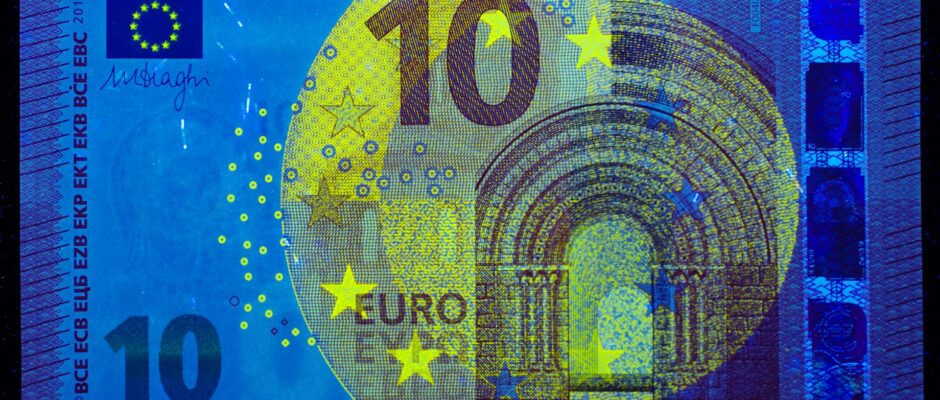 How do I get emergency cash in the UK