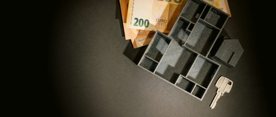 How do I report money fraud in the UK