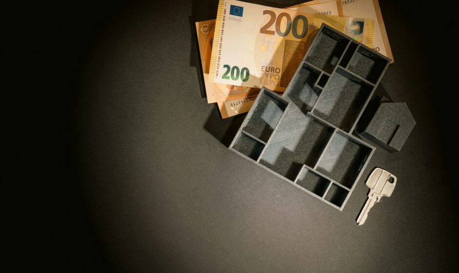 How do I report money fraud in the UK