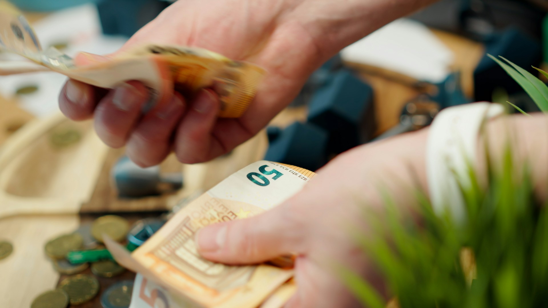 What is the currency note scam?