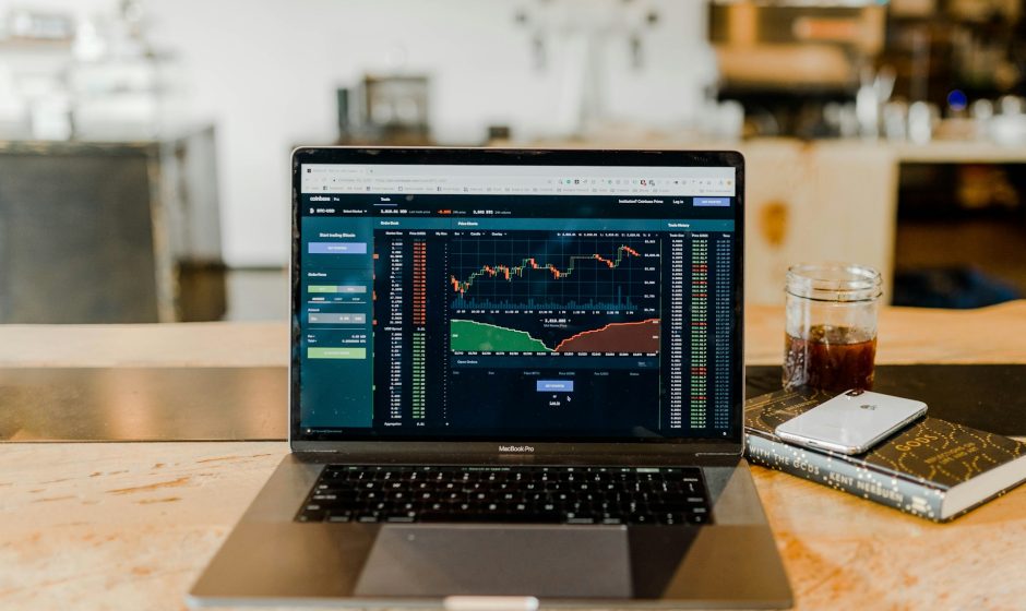 How does money trading work