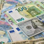 How does money trading work?
